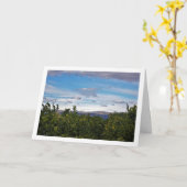 Blauwe lucht berglandschap kaart (Gele Bloem)