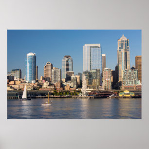Blauwe lucht boven de Elliott Bay-waterkant Poster
