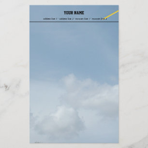 Blauwe lucht en witte wolken. briefpapier