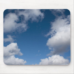 blauwe lucht en witte wolken muismat