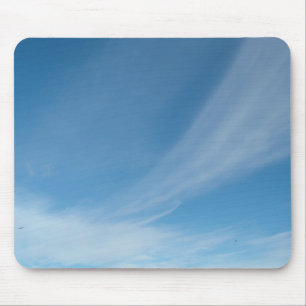 Blauwe lucht en witte wolken muismat