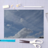 Blauwe lucht en witte wolken op weefselpapier tissuepapier (Craft)