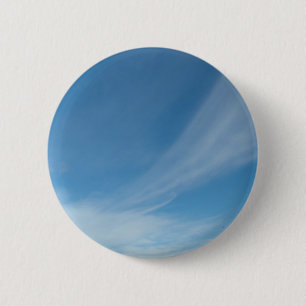 Blauwe lucht en witte wolken ronde button 5,7 cm