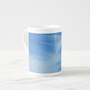 Blauwe lucht met witte wolken Abstracte natuurfoto Porselein Kop