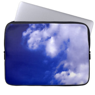 Blauwe lucht & witte wolken laptop sleeve