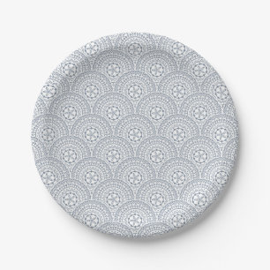 Blauwe mandala golven patroon op witte achtergrond papieren bordje