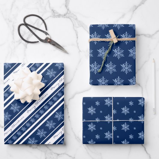 Blauwe marineschijf en witte snowflake papierblade inpakpapier vel (Voorkant)