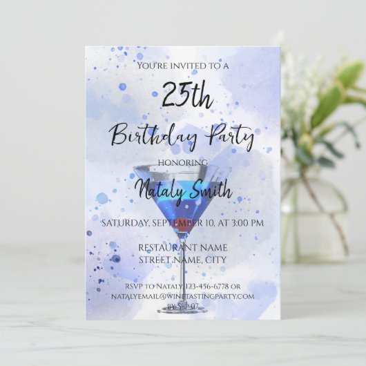 Blauwe martini cocktail op wit kaart (Staand voorkant)