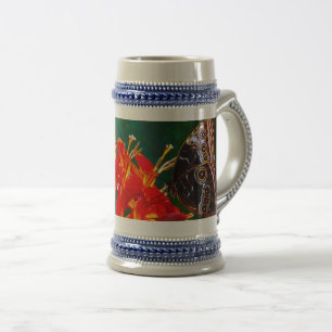Blauwe morpho vlinder op Crocosmia Lucifer bloemen Bierpul