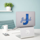 Blauwe naam en monogram sticker (Laptop op bureau)