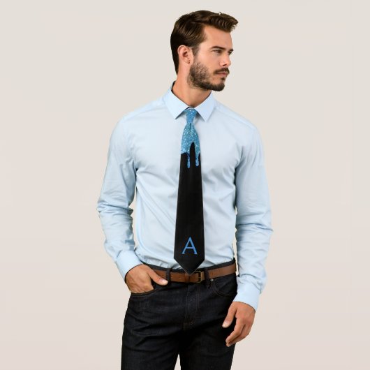 Blauwe namaak glinsterende druppel zwarte monogram stropdas (In situ)