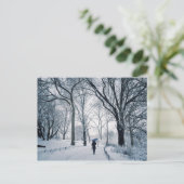 Blauwe overvloed in een wit land briefkaart (Staand voorkant)