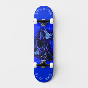 Blauwe paarden die in het Skateboard van de Tekst