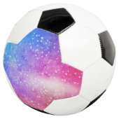 Blauwe paarse sterrenmelkhemel voetbal (Drie kwart)