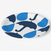 Blauwe paraplu en regendruppelpatroon ontwerp papieren bordje (Gekanteld)