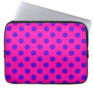 Blauwe pokstippen op fuchsia laptop sleeve