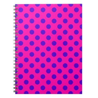 Blauwe pokstippen op fuchsia notitieboek