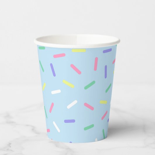 Blauwe regenboog strooit confetti leuk kleurrijk papieren bekers (Links)