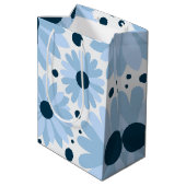 Blauwe retro stijl madeliefjes en donkerblauwe sti medium cadeauzakje (Achterkant Gekanteld)