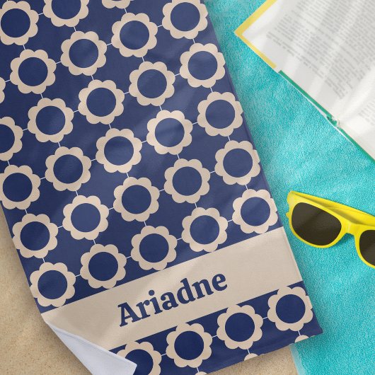 Blauwe Retro Vibe Bloempatroon Monogram Strandlaken