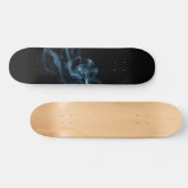 Blauwe Rook op Slank Zwart Skateboard (Horizontaal)