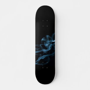 Blauwe Rook op Slank Zwart Skateboard