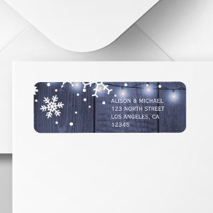 Blauwe schuur hout sneeuwvlokken lichten rustieke  etiket