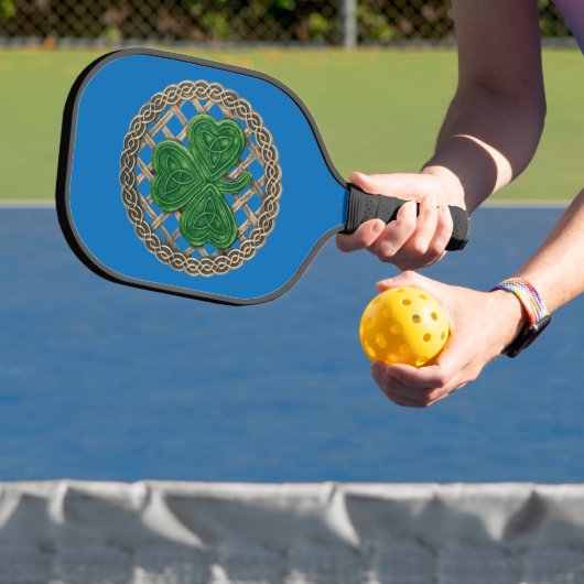 Blauwe shamrock on Celtic Knots Pickleball Paddle (Insitu)