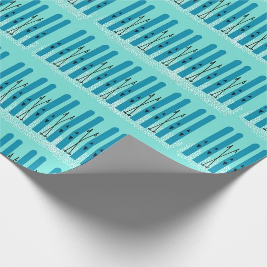 Blauwe ski's op sneeuw inpakpapier (Hoek)