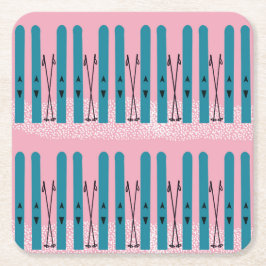 Blauwe ski's op sneeuw & roze achtergrond vierkante kartonnen onderzetter