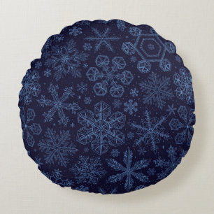 Blauwe sneeuwvlokken op blauw rond kussen