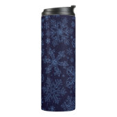 Blauwe sneeuwvlokken op blauw thermosbeker (Gedraaid links)