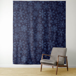 Blauwe sneeuwvlokken op blauw wandkleed