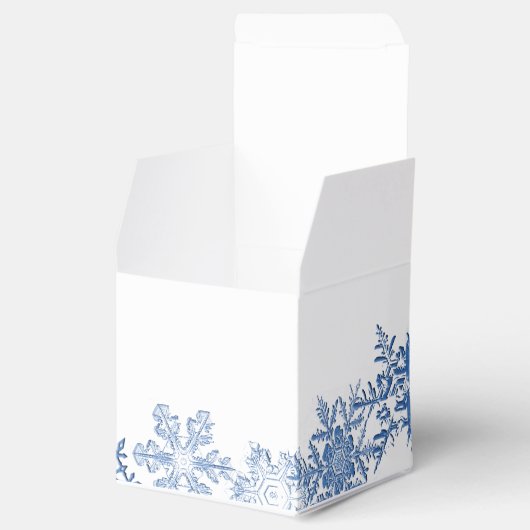 Blauwe sneeuwvlokken op witte bruiloft bedankdoosjes (Geopend)