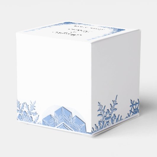 Blauwe sneeuwvlokken op witte bruiloft bedankdoosjes (Achterkant)