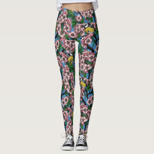 Blauwe stietvogels in de bloeiende kersenboom op b leggings