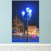 Blauwe straatverlichting in Neurenberg, Duitsland Canvas Afdruk (Insitu (Houten vloer))