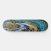 Blauwe strand, rivierwater en abstracte stenen kun skateboard (Horizontaal)