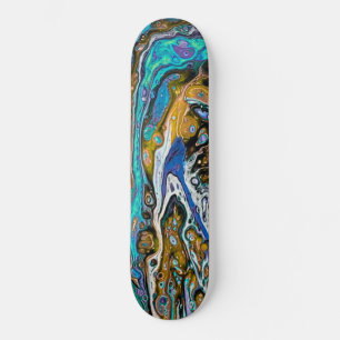 Blauwe strand, rivierwater en abstracte stenen kun skateboard