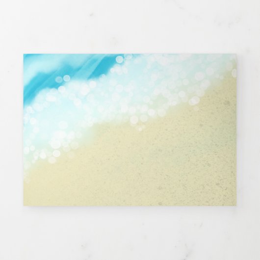 Blauwe strandgolven en zand bokeh lichten drieluik uitnodiging (Cover)