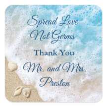 Blauwe strandgolven verspreiden liefde hand ontsme