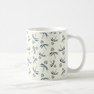 Blauwe tak op crème - naadloos patroon. koffiemok