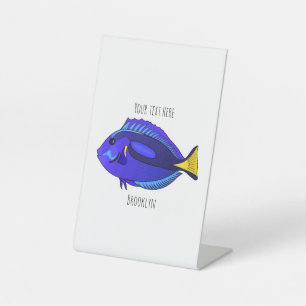 Blauwe tangvis cartoon illustratie reclamebord met voetstuk