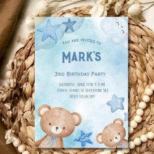 Blauwe teddy draagt uitnodiging van Birthday