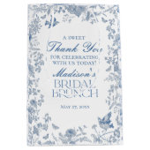 Blauwe Toile De Jouy Bruids Brunch Favorieten Medium Cadeauzakje (Voorkant)