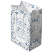 Blauwe Toile de Jouy verjaardagsfeest gunsten Medium Cadeauzakje (Voorkant Gekanteld)
