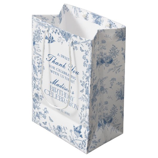 Blauwe Toile de Jouy verjaardagsfeest gunsten Medium Cadeauzakje (Voorkant Gekanteld)