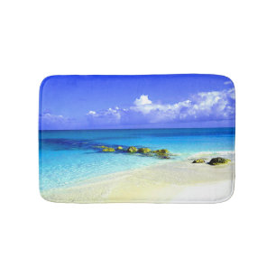 Blauwe tropische wateren met witte zandstrand badmat