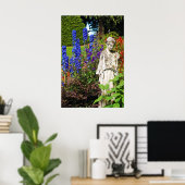 Blauwe tuin van delfinium en grieks godin beeld poster (Thuiskantoor)