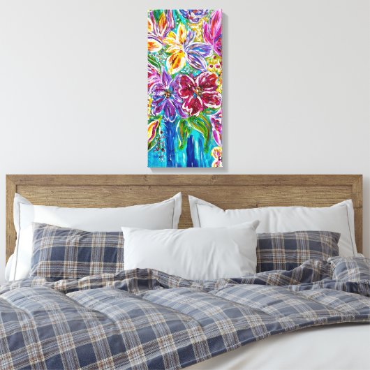 Blauwe vaas bloemige gewikkelde canvas print (Insitu (Slaapkamer))